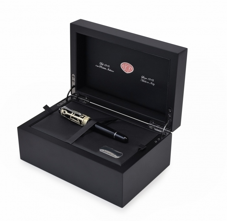 Перьевая ручка Aurora Venezia black CT, перо - М , в подарочной коробке