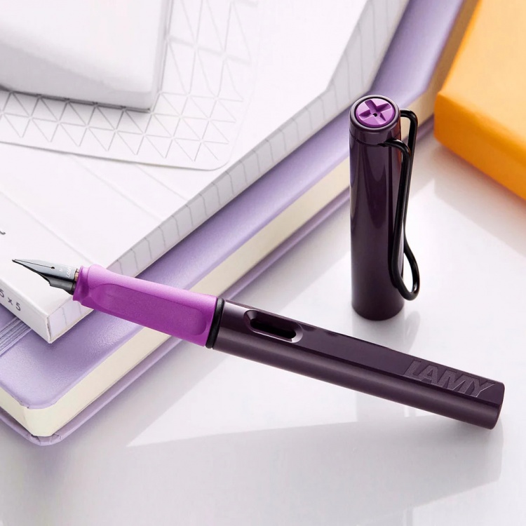 Ручка Lamy перьевая 0D8 safari, Violet blackberry, перо F