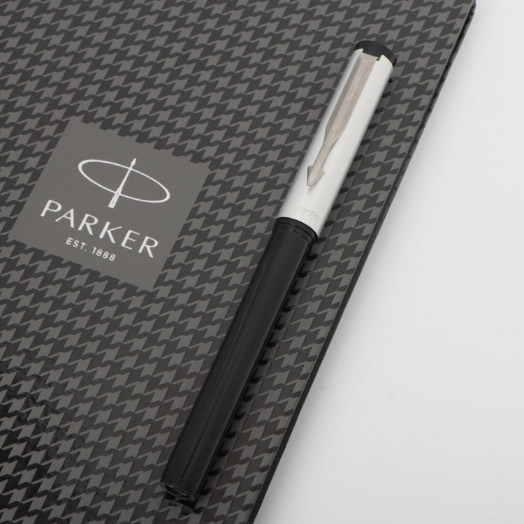 Ручка шариковая Parker "Beta Premium Silver", в подарочной упаковке 