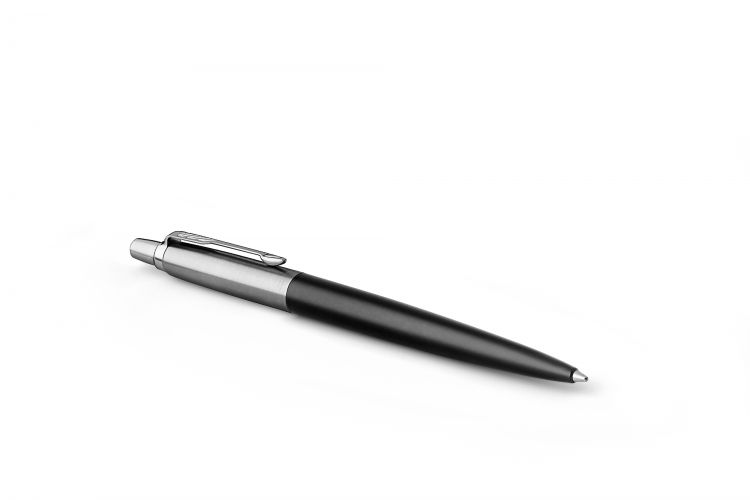 Подарочный набор:  Шариковая ручка Parker Jotter Essential, Satin Black CT и Ежедневник недатированный, черный срез, черный.