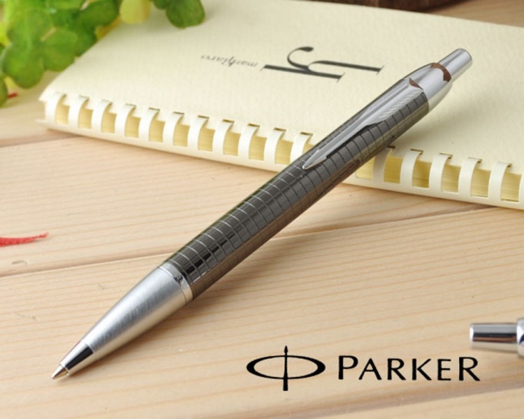 Шариковая ручка Parker IM Premium, K222, цвет: Dark Grey (Gun Metal), стержень: Мblue, (гравировка "пушечная сталь"))