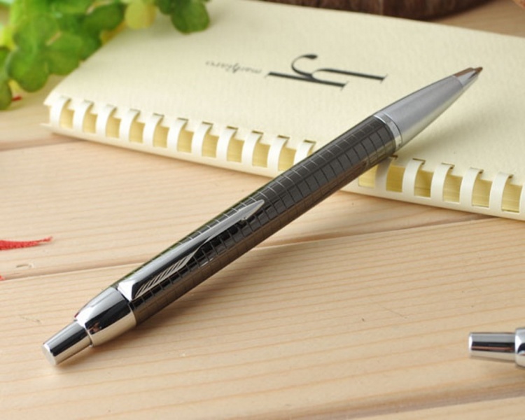 Шариковая ручка Parker IM Premium, K222, цвет: Dark Grey (Gun Metal), стержень: Мblue, (гравировка "пушечная сталь"))