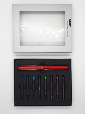 LM210511260 Lamy Safari. Набор: Перьевая ручка Lamy Safari,Красный, F картриджи разных цветов 8 шт.